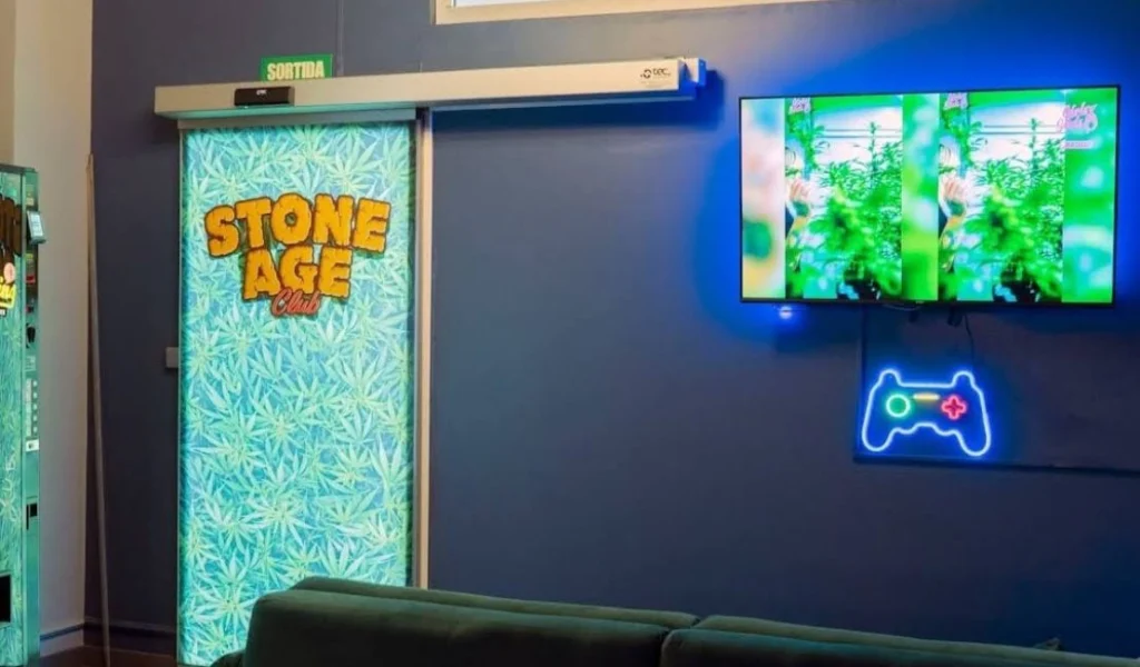 Green Dream Club article header with cannabis theme