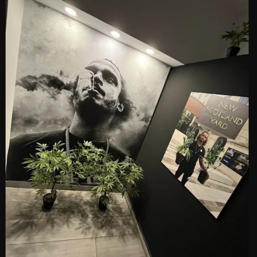 DOE BCN Barcelona club entrance with members